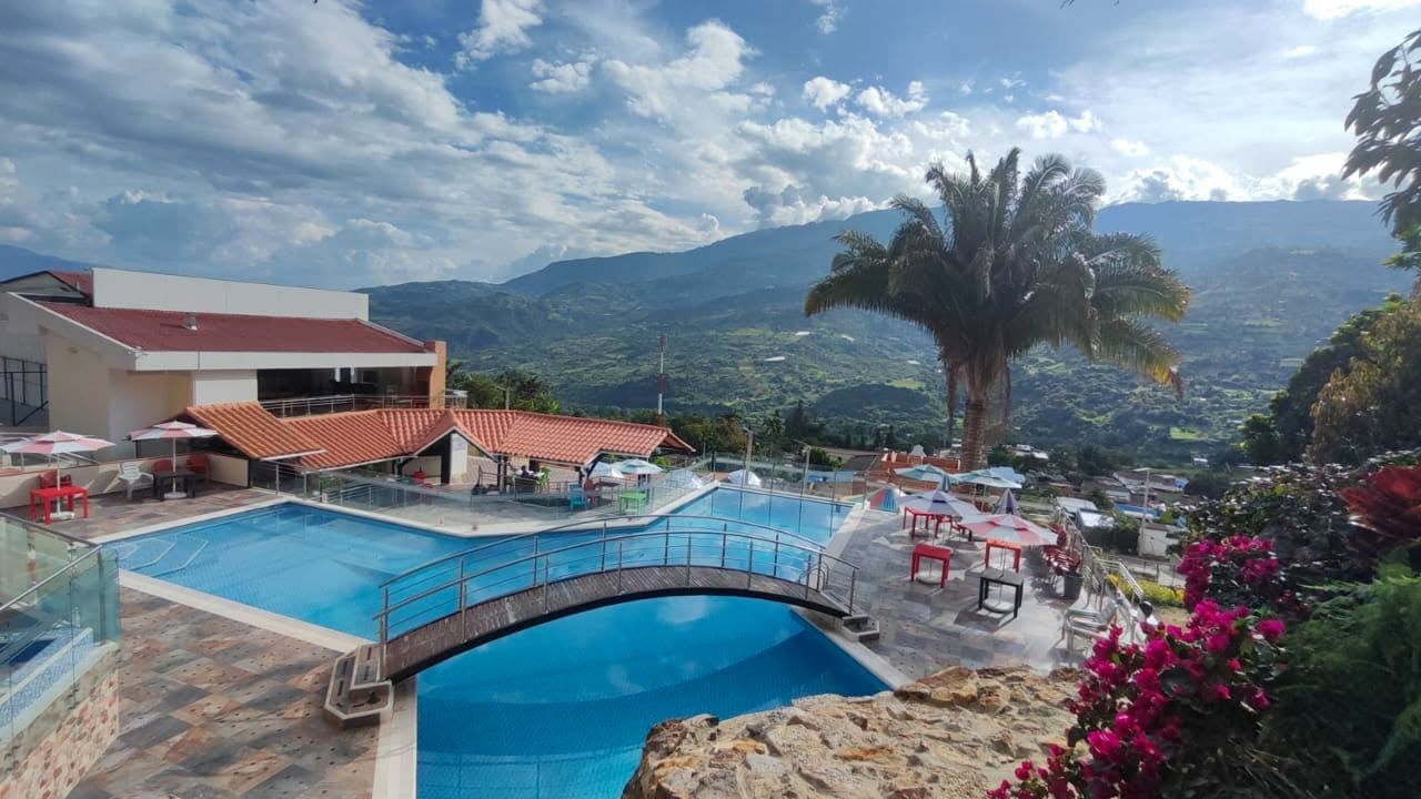 Piscina del Club Recreacional El Pedregal en Enciso, Santander